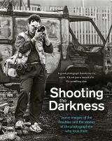 Portada de Shooting the Darkness: The Photographers Who Documented the Troubles