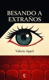 Besando a extra&ntilde;os