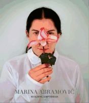 Portada de Marina Abramovic. Holding Emptiness