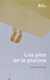 Los pies en la piscina