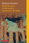 Mujeres que amamantan cachorros de lobo