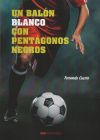 Un balón blanco con pentágonos negros